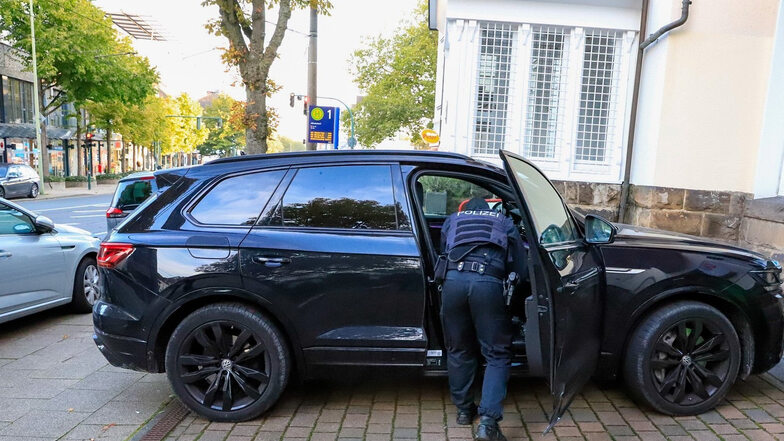 Auch in Essen in Nordrhein-Westfallen war die Polizei wegen des Verbot der "Artgemeinschaft" im Einsatz: Ein Beamter durchsucht das Fahrzeug eines Verdächtigen.