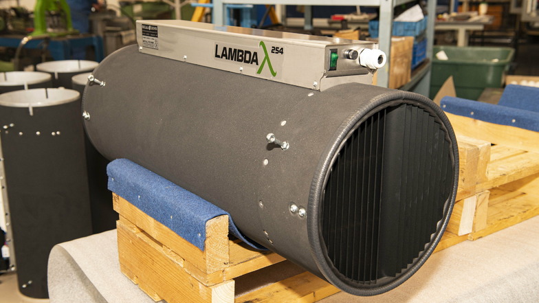 Das Gerät namens Lambda 254 ist mit seinem schwarzen Aluminiumgehäuse eher unscheinbar. Sein wahrer Wert liegt im Inneren: Drei UVC-Lampen sorgen für 90 Prozent weniger Virenlast in der Luft.