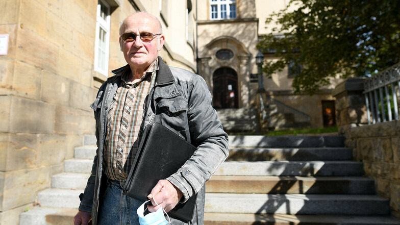 Arnd-Peter Hennig nach der Verhandlung vor dem Zittauer Gerichtsgebäude.