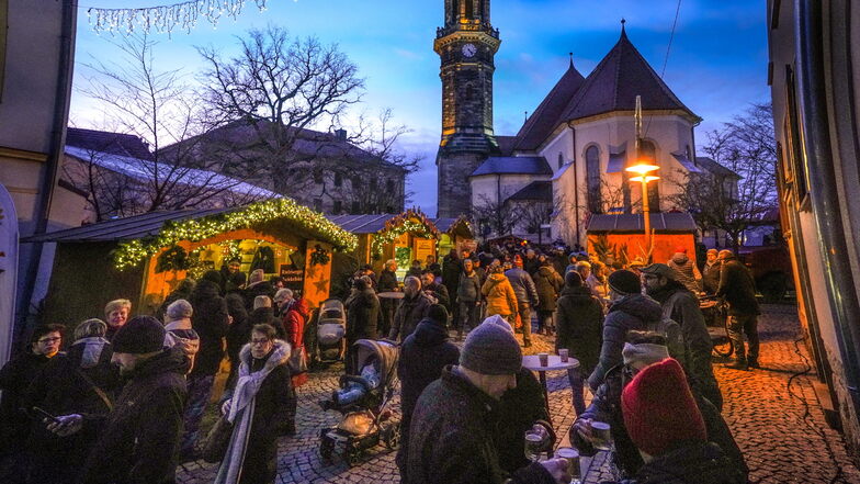 Der Weihnachtsmarkt rund um die Kirche ist bei vielen Radebergern sehr beliebt.