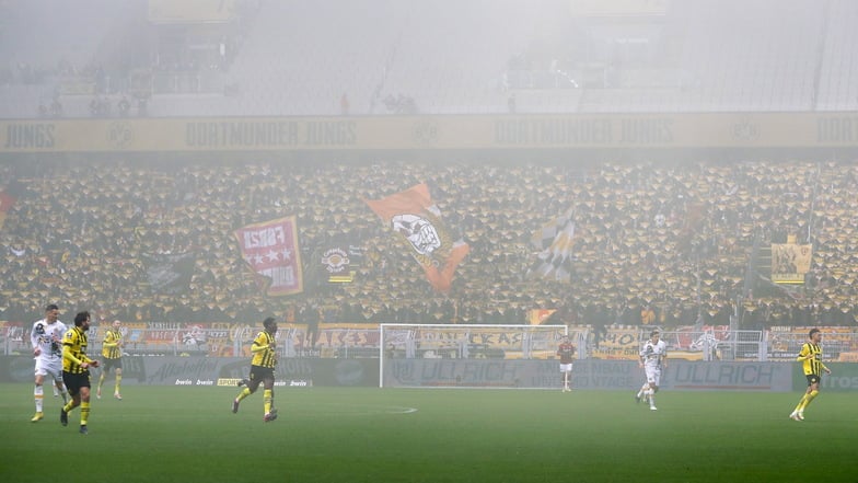 Über 7.000 Fans von Dynamo Dresden sind ins Ruhrgebiet gefahren, sie sehen von ihrem Team einen überzeugenden ersten Durchgang.