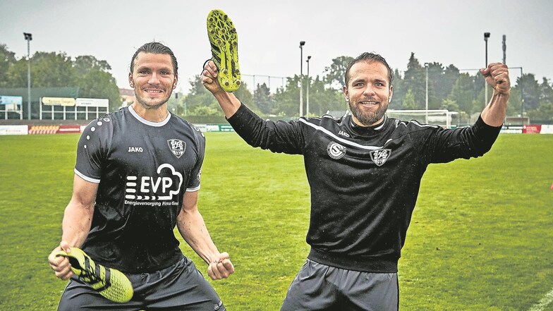 Stefan Höer (links) und und Eric Prentki, letzter VfL-Torschütze in dieser Saison, freuen sich auf die Sommerpause. Die Copitzer beendeten die Landesliga-Serie als Siebenter.