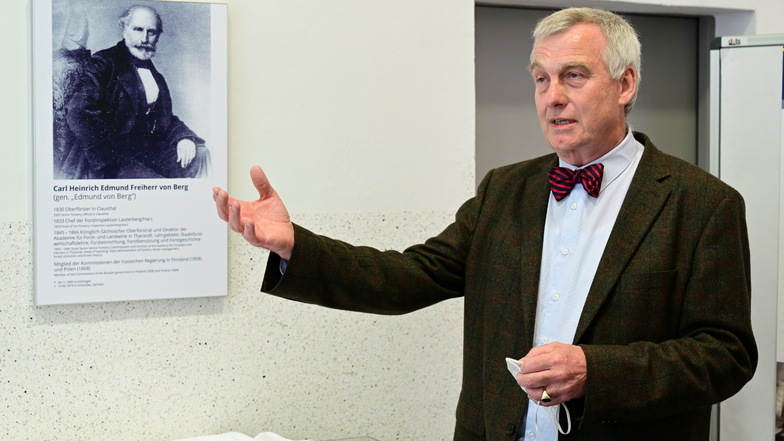 Professor Jörn Erler stellte nach der Enthüllung der Tafel moderne Holzerntemaschinen vor.