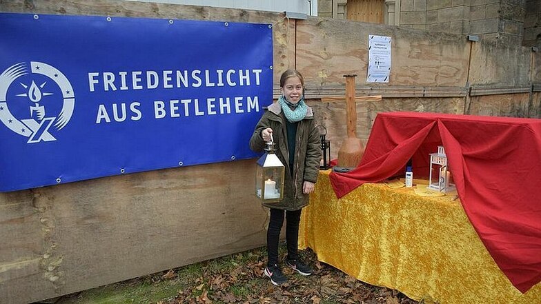 Die zwölfjährige Sophia hat in diesem Jahr das Friedenslicht aus Bethlehem (ach Betlehem geschrieben) aus der Zwischenstation Trinitatiskirchruine nach Tolkewitz gebracht.