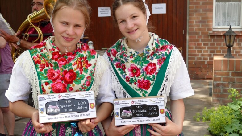 Eine Brikett-Sonderprägung zum Jubiläum gab es für Spreewitz, hier präsentiert von zwei Mädchen in evangelisch-sorbischer Tracht.