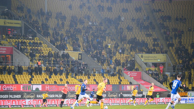 1.000 Zuschauer dürfen sich die Partie im Rudolf-Harbig-Stadion ansehen.