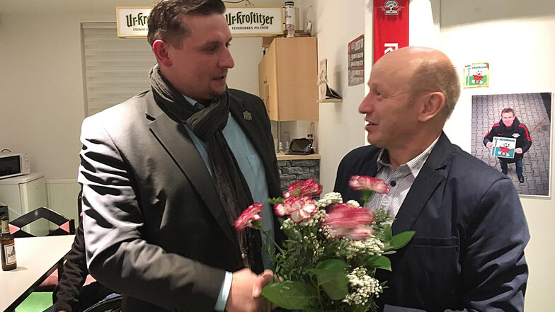 Der ehemalige Vorsitzende des CDU-Stadtverbandes Hartha Günther Roßberg gratuliert seinem Nachfolger Sven Voigländer (links) zur Wahl.