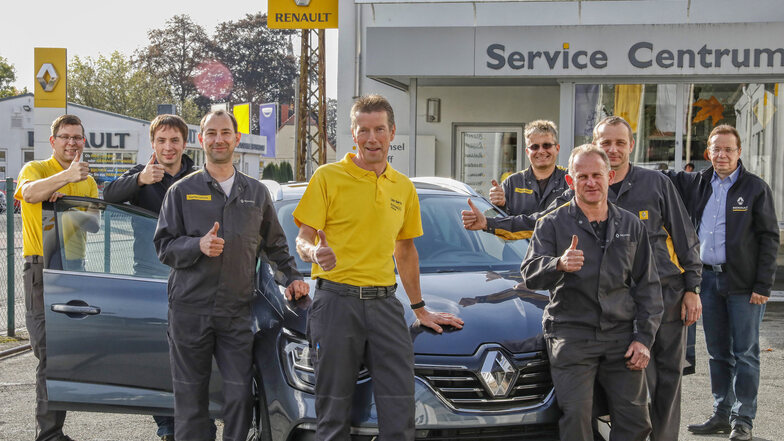 Daumen hoch für diese Jungs: Udo Berndt (vorn Mitte im gelben Shirt) und sein Team vom Autoservice Leutersdorf.