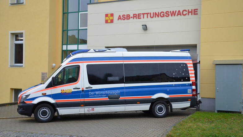 Der Wünschewagen war auch schon für den ASB Neustadt im Einsatz. Jetzt werden für das Angebot Spenden gesammelt.