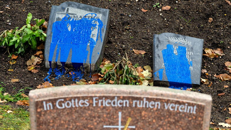 Frevel auf dem Friedhof: Grabsteine mit Farbe übergossen