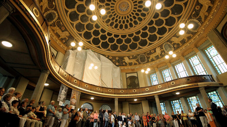 Wurde vor einigen Jahren die Fertigstellung der Kuppel gefeiert, so ist die Synagoge nun vollständig saniert und als Kulturforum Görlitzer Synagoge für jeden geöffnet.