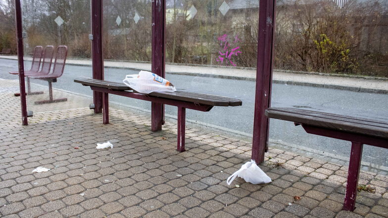 Busbahnhof Sebnitz: Manche lassen ihren Müll einfach liegen.