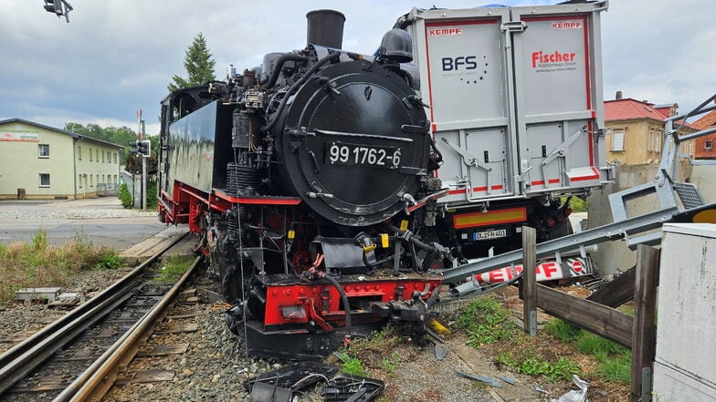 Bei einer Kollision zwischen einer Dampflok und einem LKW ist die Lokomotive am Montag in Dippoldiswalde aus den Gleisen gesprungen.