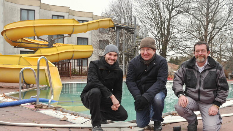 Matthias Henyk (Mitte) und Marcel Steppuhn (links) von der Pecem GmbH demonstrierten, wie das Wasser im Becken CO2-frei erwärmt werden kann. Ralf Schwarzbach (Mitte) als Technischer Mitarbeiter des Freizeitbades freute sich, dass das Experiment klappte.