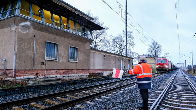 Der Fahrdienstleiter stoppte den letzten Zug, der Richtung Dresden unterwegs war. Was aus dem Stellwerksgebäude wird, steht noch nicht fest.