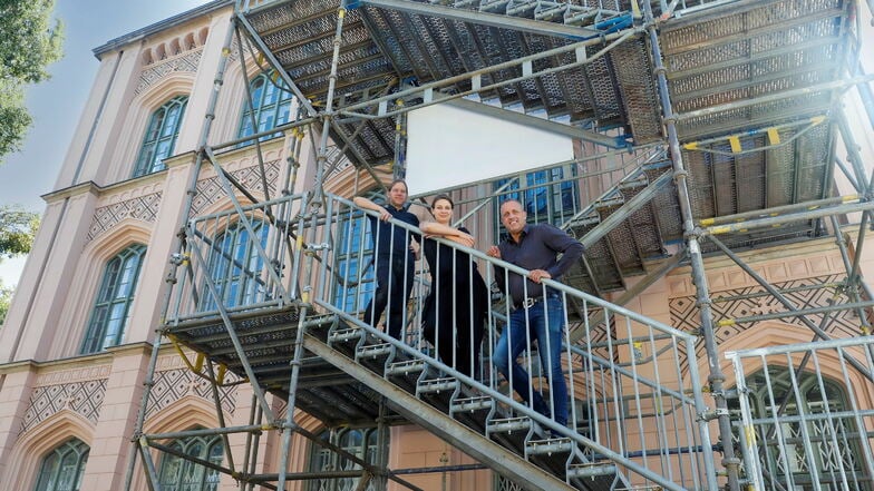 Architekt Daniel Neuer, Kuratorin Sabine Zimmermann-Törne und Museumschef Peter Knüvener auf der Behelfstreppe an der ehemaligen Zittauer Baugewerkeschule.