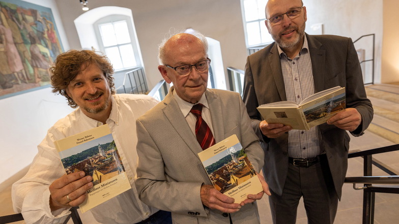 V.l.: Daniel Bahrmann, Werner Böhme und Oberbürgermeister Olaf Raschke mit dem neuen Buch "Meißner Miniaturen - Begegnungen mit Meißner Künstlern".