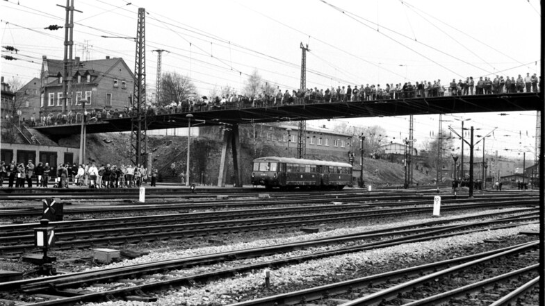 So viele Menschen hat Riesas bekannteste Fußgängerbrücke, die bis vor Kurzem über den Bahnhof führte, nie wieder gesehen. Der Riesaer Fotograf Klaus-Dieter Brühl schoss es am 8. April 1989.