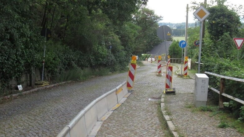 Die schmale und kurvige Staffelsteinstraße in Niederpoyritz wird ausgebaut. Nun ist das erste Stück fertig, doch die Straße bleibt weiterhin voll gesperrt.