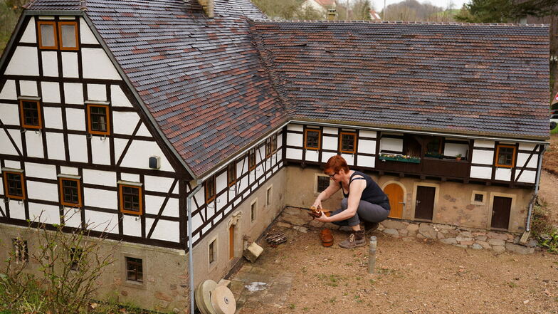 Anja Rackette bereitet die Schulze-Mühle für die Öffnung am Ostersonntag vor.