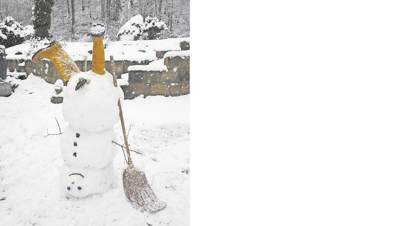 Kopfstand: Da steht der Schneemann Kopf. Diese lustige Schneeskulptur entstand im Garten von Susan Herbig in Königstein-Halbestadt.