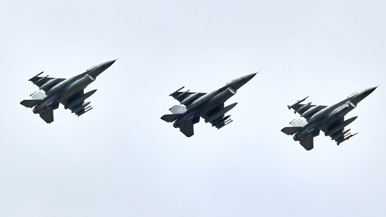 F16-Kampfjets der USA über dem Fliegerhorst im schleswig-holsteinischen Jagel: Kommende Woche beginnt das Nato-Manöver "Air Defender".