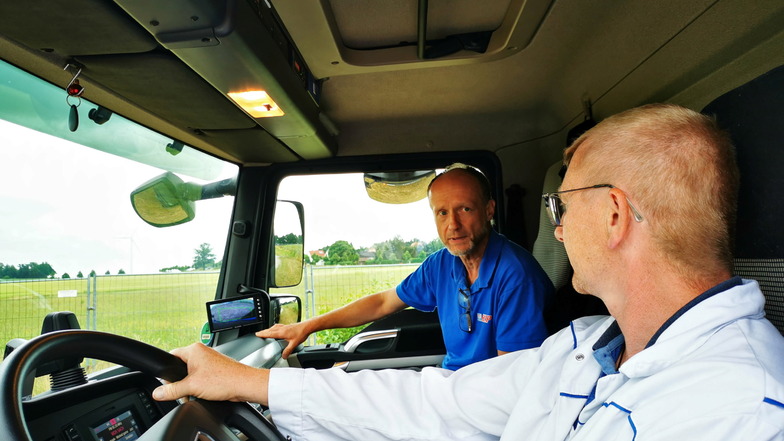 Ralf Volkmer, Betriebsleiter Bosch Car Service Help in Dresden, zeigt Korch-Mitarbeiter Daniel Thomschke die Funktionen des Abbiegeassistenten.