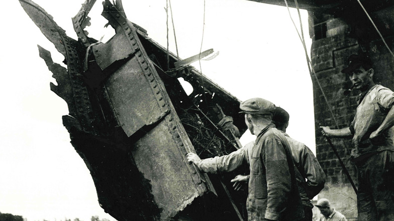 Das Foto aus dem Bestand des Riesaer Stadtmuseums zeigt Bergungsarbeiten an der gesprengten Elbebrücke im Mai 1945. Während die schwer beschädigte Bahnbrücke bis zum Juli 1945 wieder in Betrieb genommen werden konnte, dauerte es elf Jahre, bis Riesa eine 