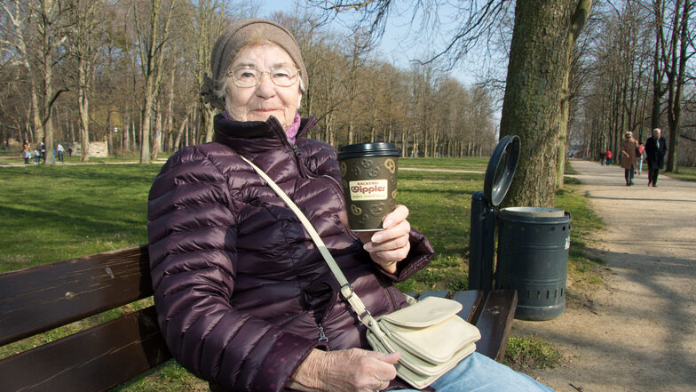 Monika Lamm genießt auf der Pillnitzer Maille-Bahn einen Kaffee, den sie sich beim Bäcker Wippler geholt hatte.