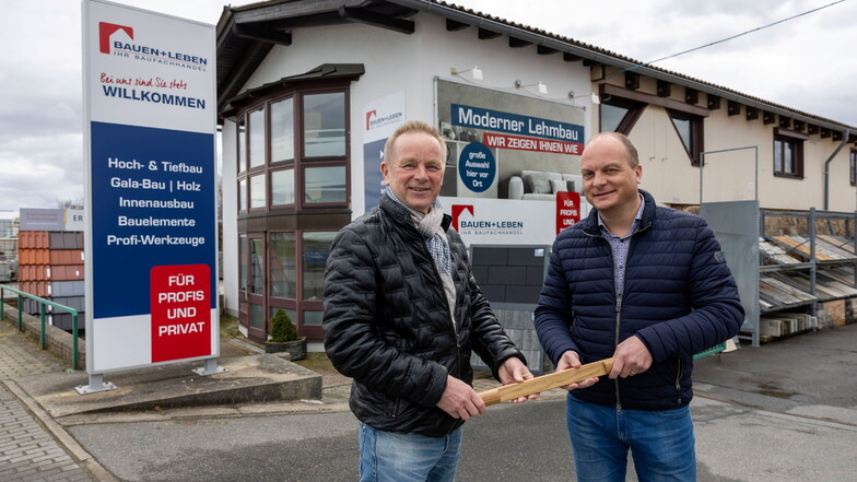Klaus-Dieter Willkommen (links) hat die Geschäfte an Sven Roßberg übergeben. Das Baustoffcenter wird unter der Flagge von "Bauen + Leben" weitergeführt.