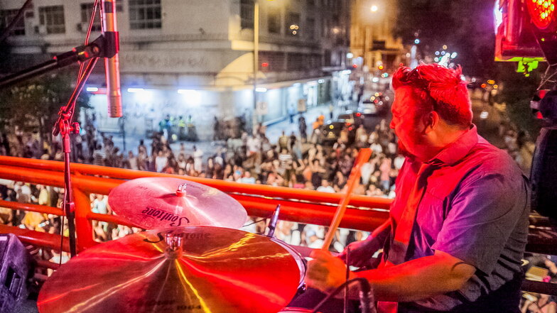 Schlagzeuger Lars Friedrich und Yellow Cap spielten 2017 in Belo Horizonte/Brasilien vor etwa 5.000 Menschen auf einem großen Lkw bei einem Straßenumzug zum Karneval.