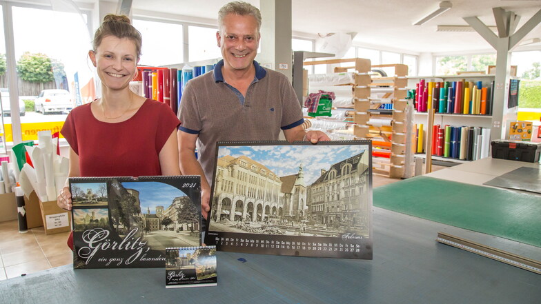 Beatrice Schmolke und Dirk Haufe zeigen die neuen Kalender von 2021, die alte und neue Motive von Görlitz vermischen.