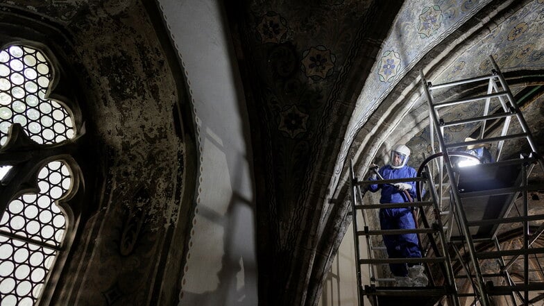 Der Görlitzer Restaurator Sven Hübner arbeitet derzeit hoch oben über dem Chorraum der Görlitzer Dreifaltigkeitskirche.