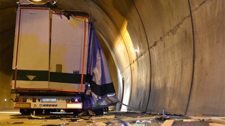 Warum der polnische Fahrer die Kontrolle über seinen Lkw verlor, ist noch unklar. Die Unfall hinterließ deutliche Spuren im Tunnel.