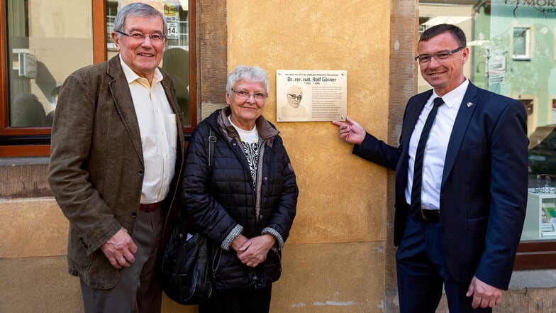 Seit 2019 wird mit einer Gedenkplatte am Wohnhaus von Görner an diesen erinnert: Bei der Einweihung dabei: Jürgen Stumpf (li.) vom Kühne-Verein, Rolf Görners Witwe Brigitte Görner und Bürgermeister Rother