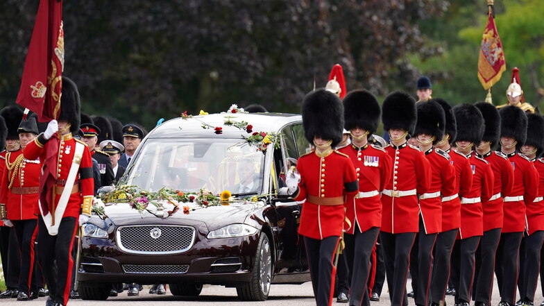 Stundenlang konnte Zuschauer am Montag die Prozession mit dem Sarg von Königin Elizabeth II. mitverfolgen.