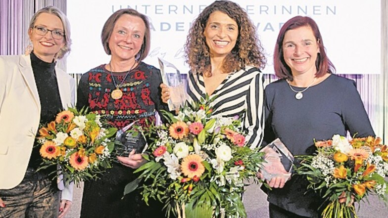 Die Finalistinnen Anja Fritz, Vanessa Bravo Feria (1. Platz) und Berit Heller (3. Platz) mit der Initiatorin des Adelie Awards Daniela Kreißig (von rechts).