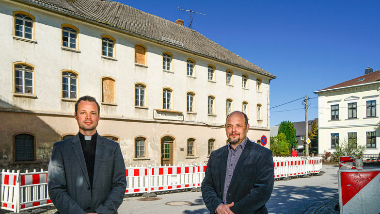Pfarrer Thomas Schädlich (l.) und der Bürgermeister von Doberschau-Gaußig, Alexander Fischer, stehen vor der ehemaligen Parkgaststätte in Gaußig. Sie sind froh, dass der Einsturz des Daches - abgesehen von Schäden an einem parkenden Auto - keine weiteren 