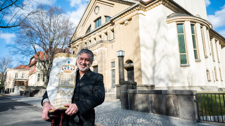 Alex Jacobowitz mit einer Torarolle aus Leipzig vor der Synagoge in Görlitz.