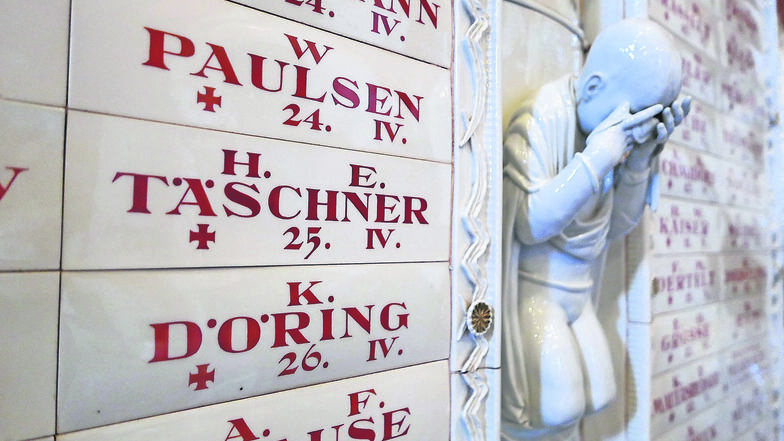 Weinende Kinder, klagende Frauen, von den Männern nur die Namen: Emil Paul Börners Porzellankunstwerk in der Meißner Nikolaikirche.