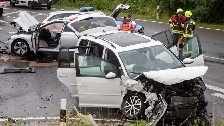 An der Autobahnanschlussstelle Uhyst sind am Montagmittag zwei Autos kollidiert. Mehrere Menschen wurden verletzt.