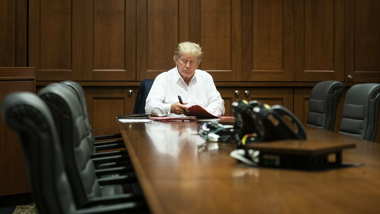 US-Präsident Donald Trump arbeitet in einem Konferenzraum des Militärkrankenhauses Walter Reed in Bethesda.