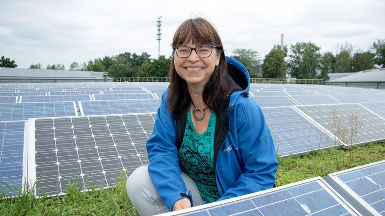 Susanne Ramm-Dittrich freut sich, dass die Stadtentwässerung immer mehr Strom für den Betrieb des Klärwerks selbst erzeugt. Sie ist für diese Anlagen zuständig. So ist auf einem Dach diese große Solaranlage installiert.
