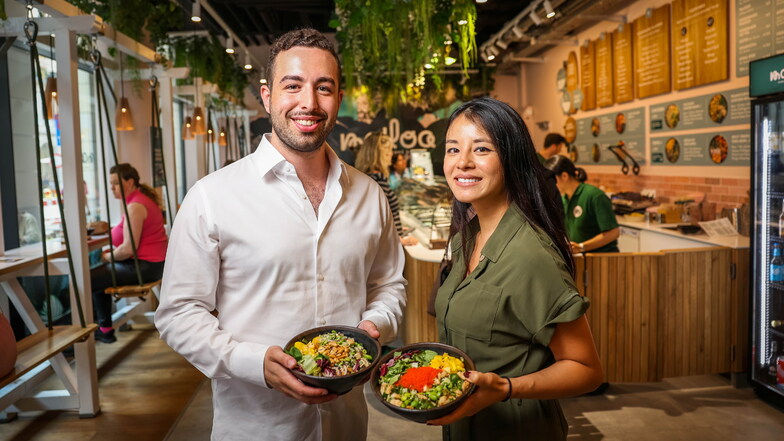 Am Altmarkt in Dresden geht es jetzt hawaiianisch gesund zu: Daniel Brandes und Phuong Nguyen Tanh stellen das erste "Maloa" in der Stadt vor. Die Leipzigerin wird das Poke-Bowl-Restaurant leiten.