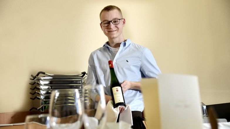 Paul Hesse wird als Restaurantfachmann ausgebildet. Er schätzt die Vielfältigkeit des Berufes und die Arbeit mit den Gästen.