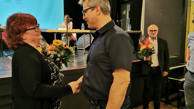 Linken-Stadträtin Marion Junge schied nach 30 Jahren aus dem Kamenzer Stadtrat aus. Alle Fraktionen bedankten sich für die Zusammenarbeit - hier Maik Weise (CDU).