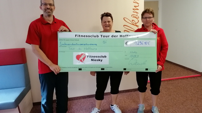Andreas Wende und Ina Schwertner vom Fitnessclub Niesky mit Mitglied Sieglinde Jurke (Mitte) zeigen den Scheck von fast 1.300 Euro, dessen Betrag an die Tour der Hoffnung als Spende geht.