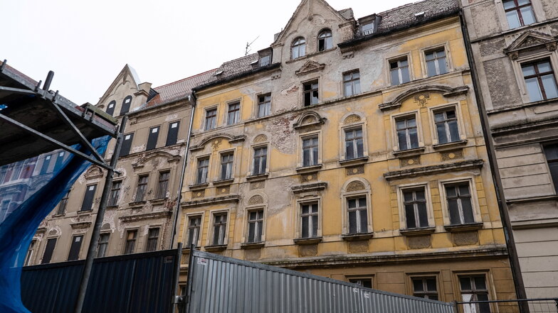 Das gelbe Haus Jauernicker Straße 31 in Görlitz wird abgerissen. Die Vorbereitungen dafür haben schon begonnen.