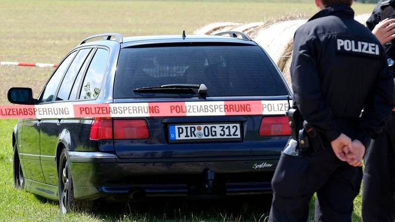 Das Fluchtfahrzeug fanden Polizeibeamte an einem Grundstück am Rande von Weistropp.