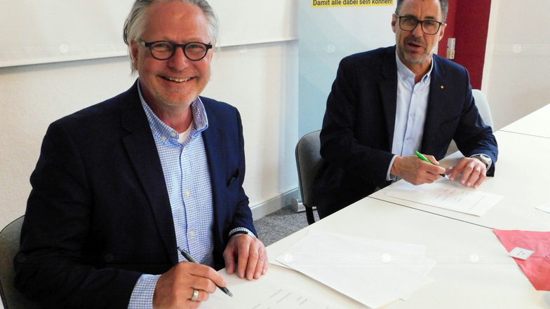 Andreas Dankert von GlasfaserPlus (li) und Bad Muskaus Bürgermeister Thomas Krahl unterzeichneten einen „Letter of Intent“, eine Willensbekundung für den Aufbau eines flächendeckenden Glasfasernetzes.